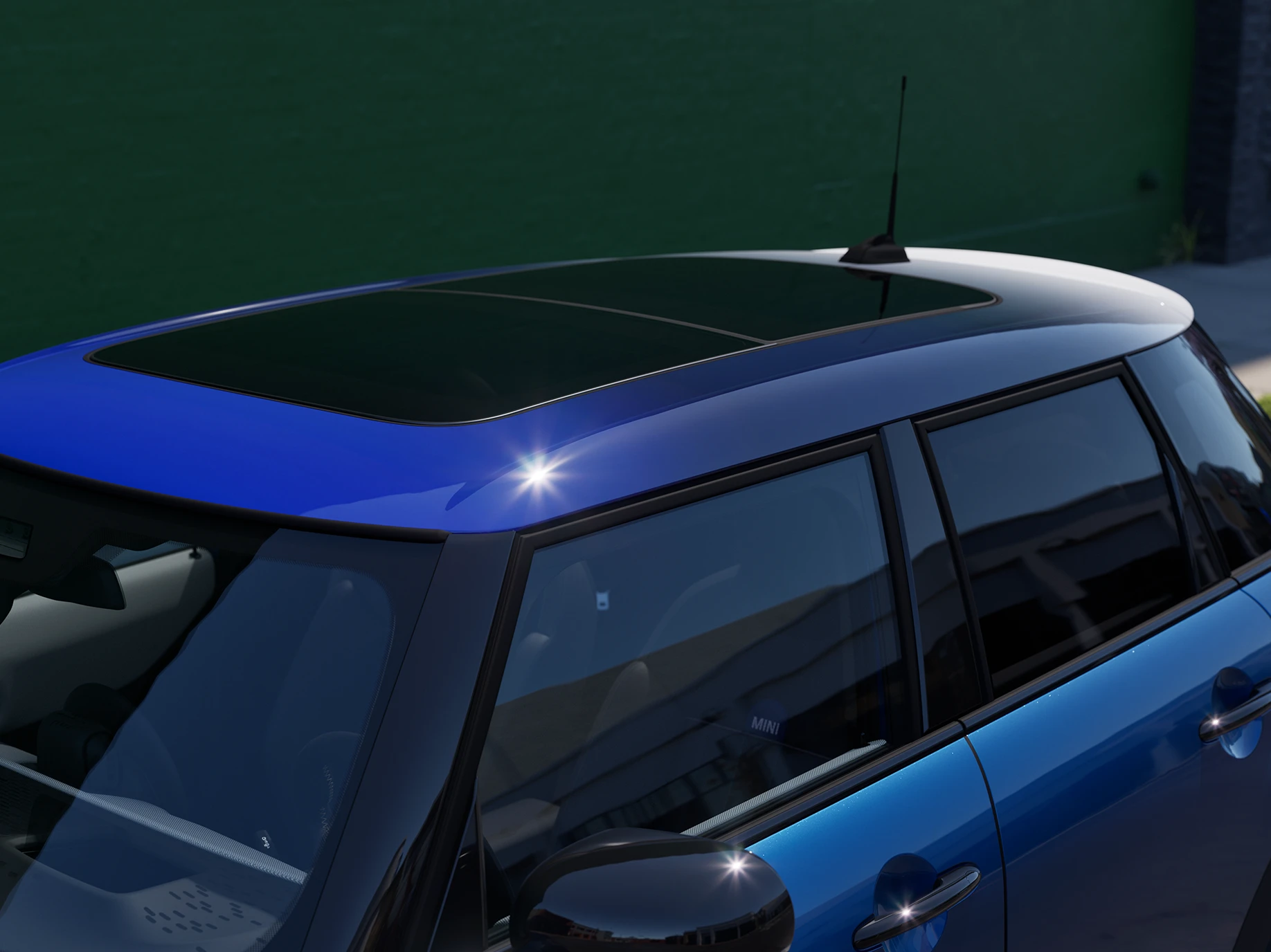 Close view of the MINI Cooper 5-Door focusing on the Multitone Roof in Blue.