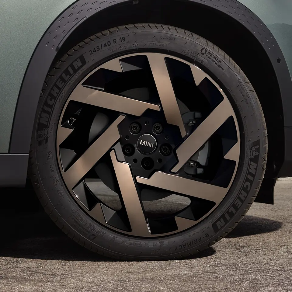 Side view of the Kaleido Spoke Rim of the MINI Countryman