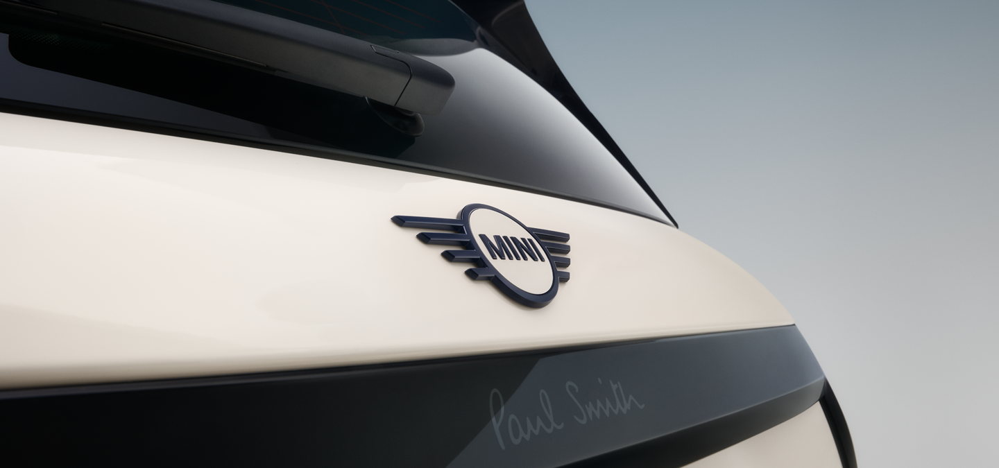 Close-up shot of the rear wing emblem of the all-electric MINI Cooper Paul Smith Edition in Inspired White