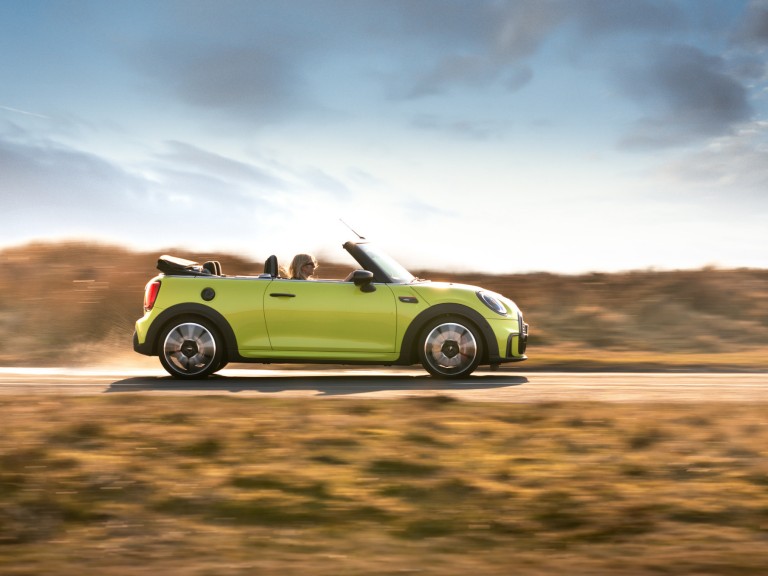 MINI Convertible in yellow
