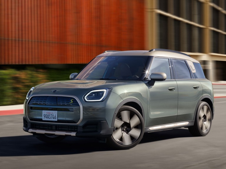 MINI all-electric Countryman - driving experience - driver assistance