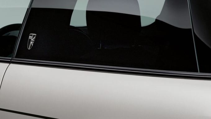 MINI 3-door Cooper SE – exterior – mini waistline finisher piano black